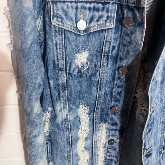 Woman’s fantastic jean jacket - Picture 4 of 7